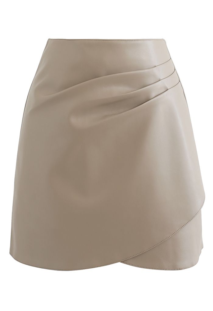 Mini-jupe plissée en similicuir entrecroisé en sable
