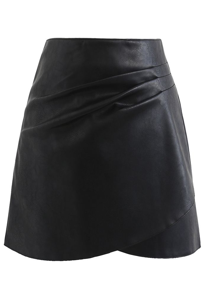 Mini-jupe plissée en similicuir entrecroisé en noir