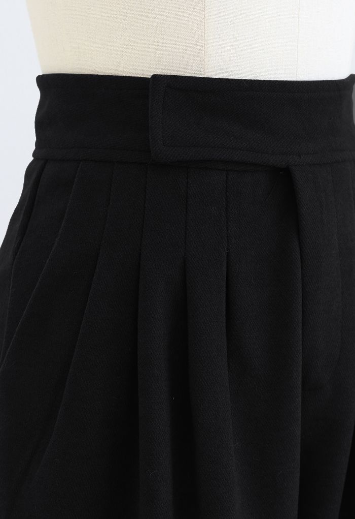 Pantalon plissé en laine mélangée à jambe large en noir