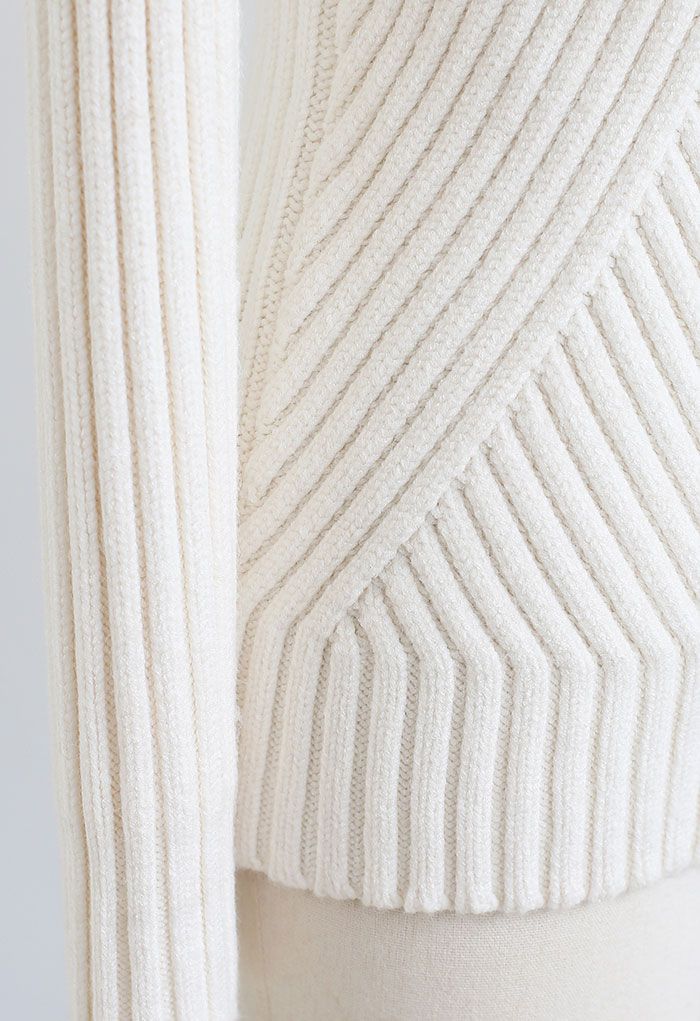 Haut en tricot ajusté à manches longues et col montant en ivoire