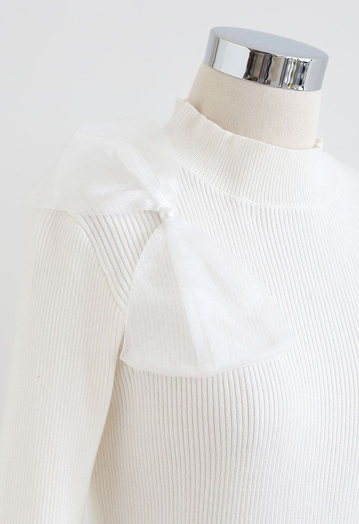 Haut en tricot à col haut et nœud papillon transparent sur le côté en blanc