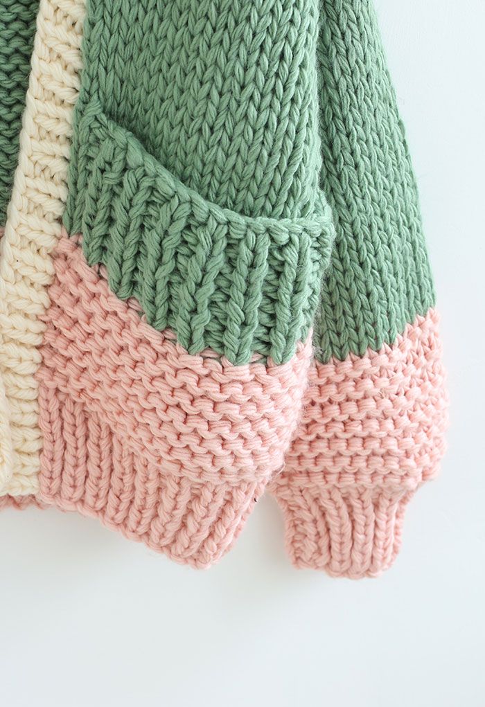 Cardigan épais tricoté à la main avec blocs de couleurs en vert