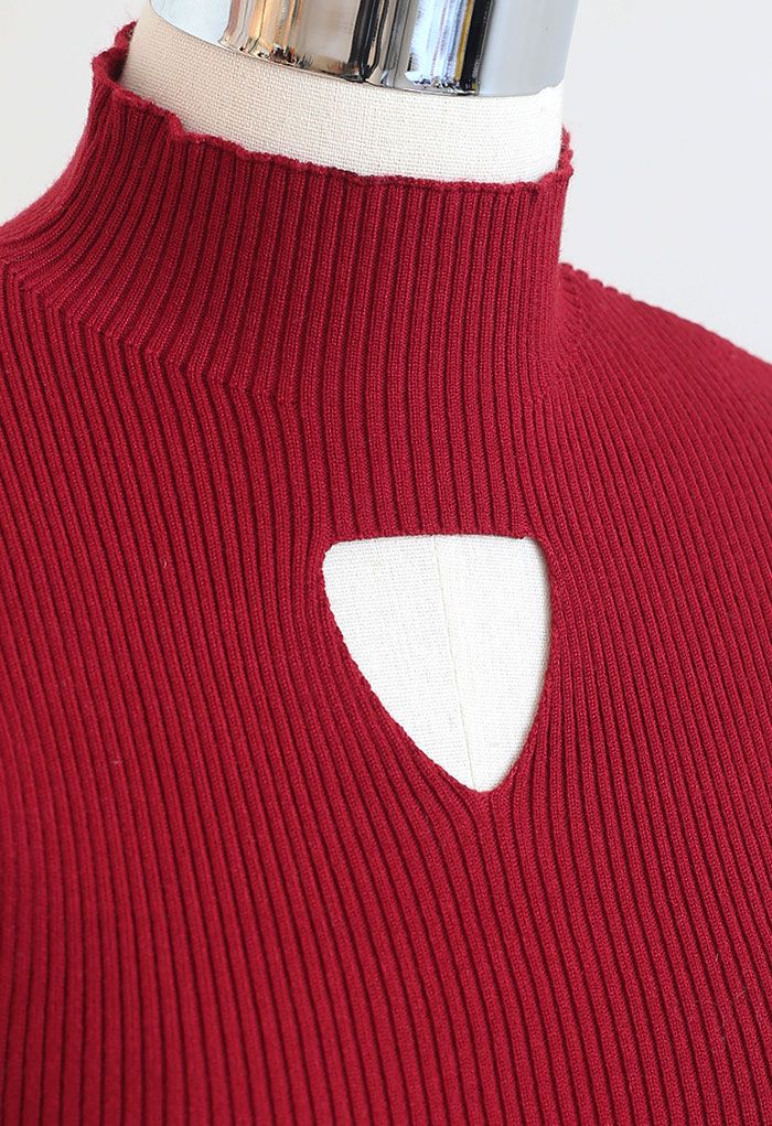 Robe mi-longue en tricot à découpes et col montant en rouge