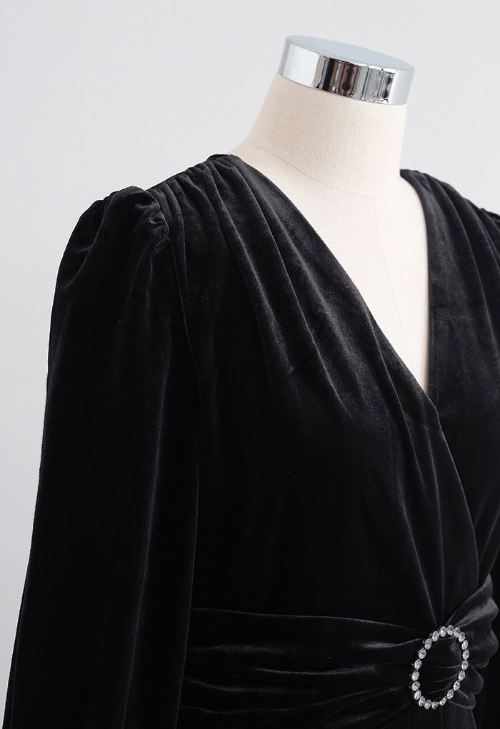 Robe mi-longue cache-cœur en velours avec bordure en cristal en noir