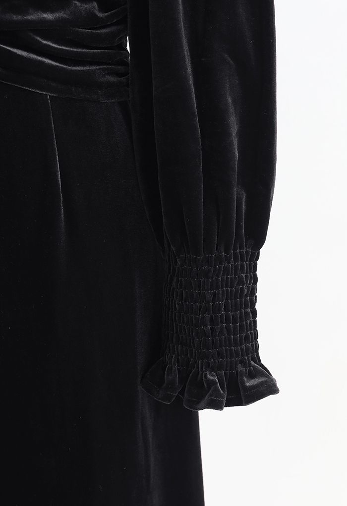 Robe mi-longue cache-cœur en velours avec bordure en cristal en noir