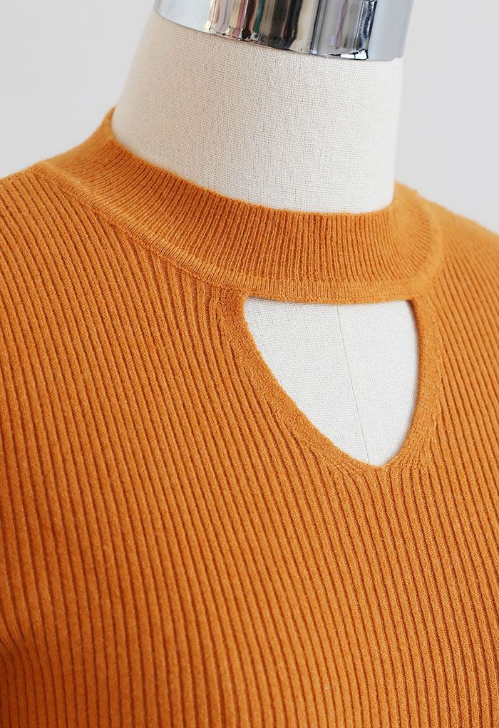 Haut ajusté en tricot à manches gigot et découpe en orange