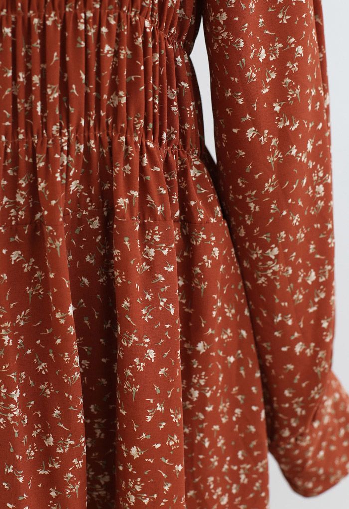 Robe en mousseline de soie froncée Bouquet Floret en rouge rouille