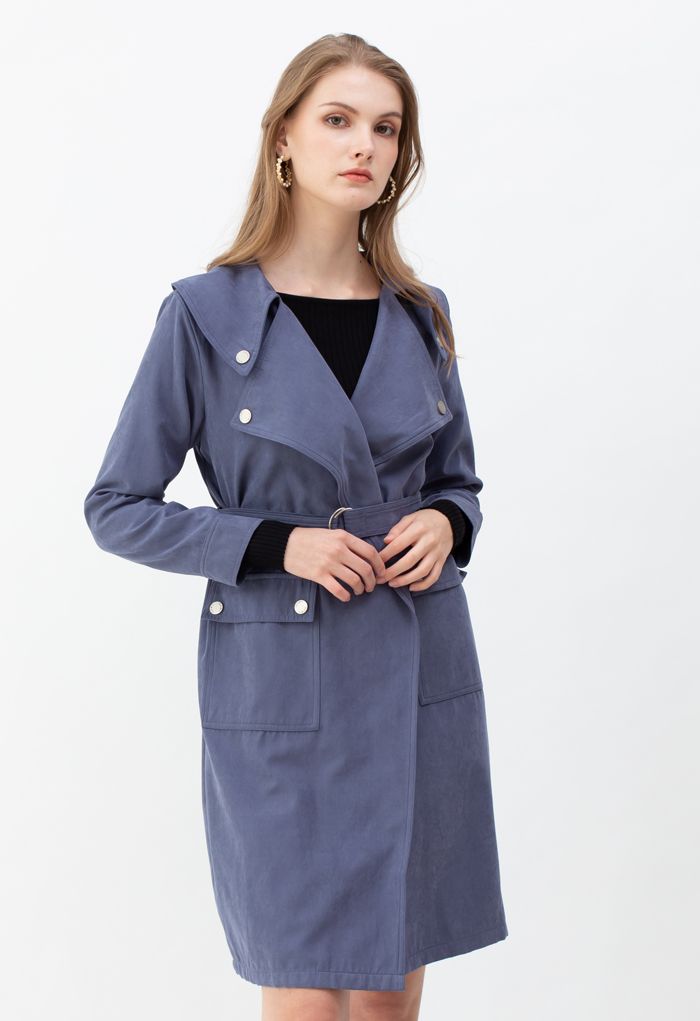 Trench-coat ceinturé avec poche en daim bleu