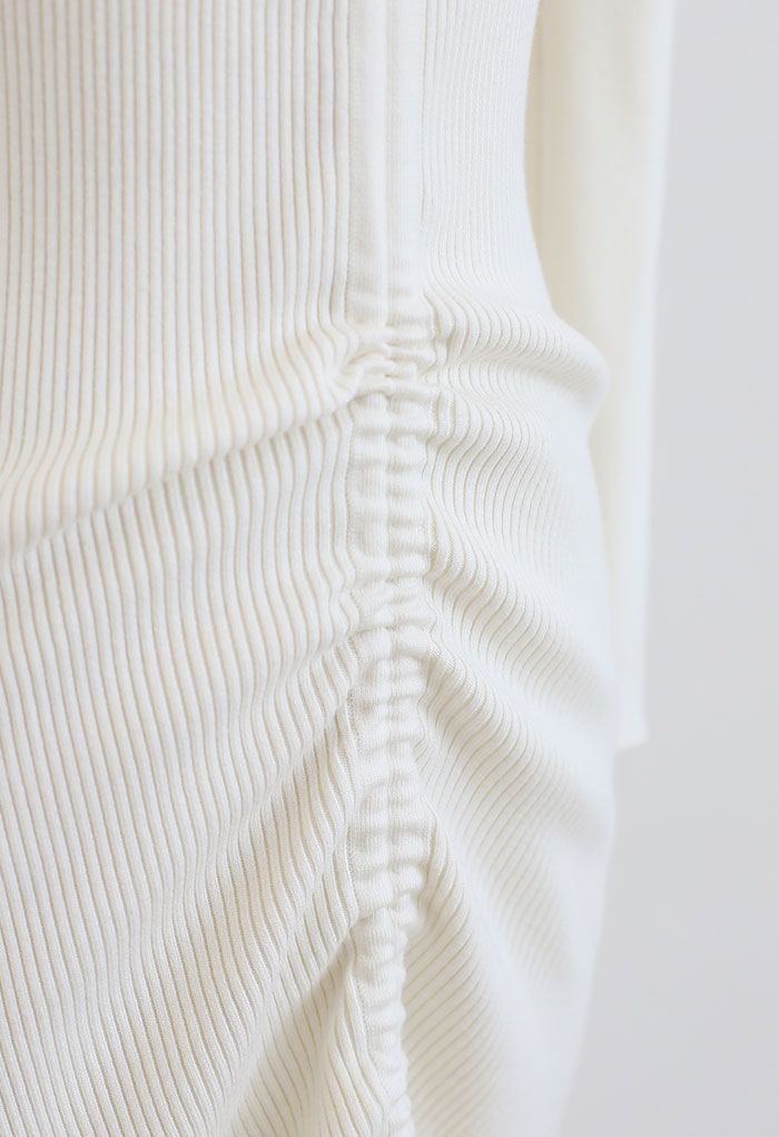 Robe mi-longue en tricot à ourlet volanté et cordon de serrage en blanc