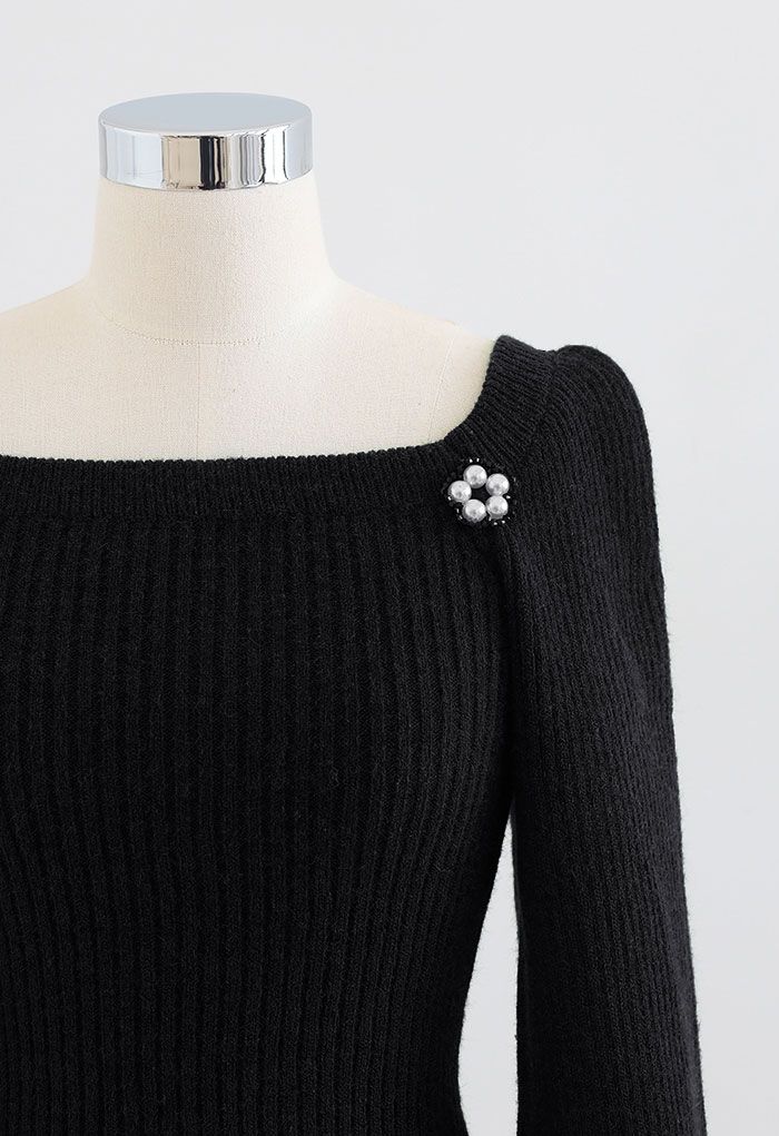 Haut court en tricot à col carré et fleurs nacrées en noir