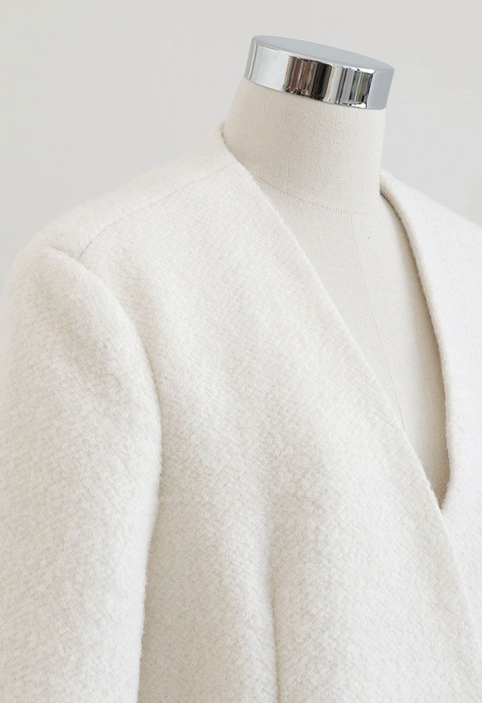 Manteau sans col boutonné à épaulettes en blanc