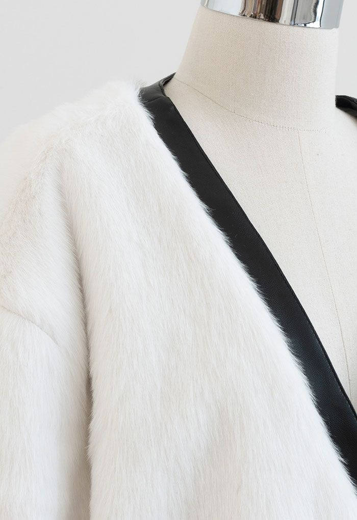 Manteau en fausse fourrure bord cuir en blanc