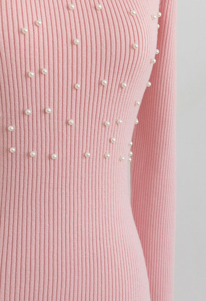 Robe moulante en tricot à col roulé ornée de perles en rose
