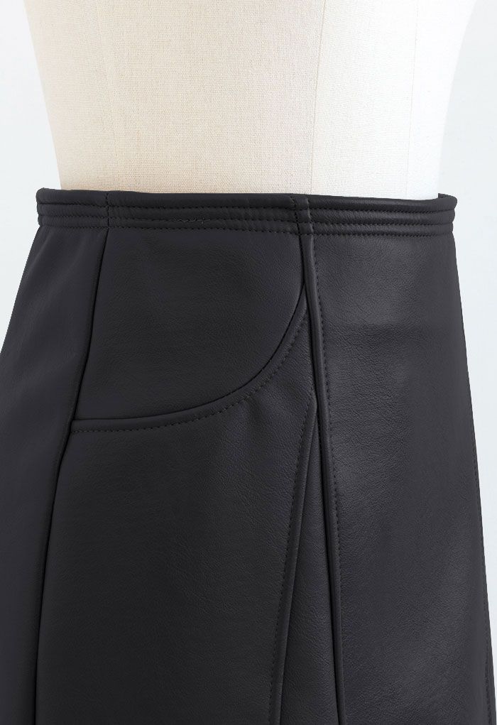 Mini-jupe en similicuir avec coutures noires