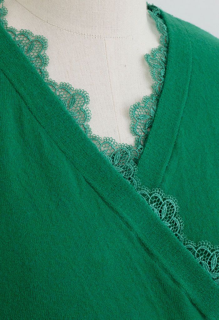 Haut en tricot cache-cœur à bords lacés en vert