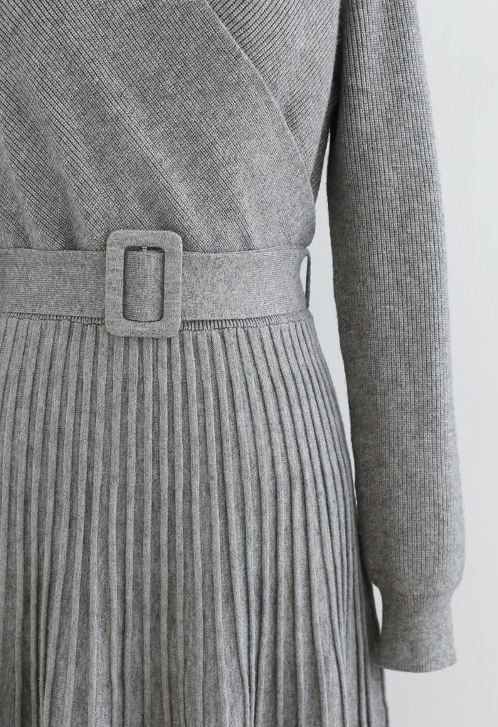 Robe mi-longue cache-cœur en tricot côtelé avec ceinture en gris