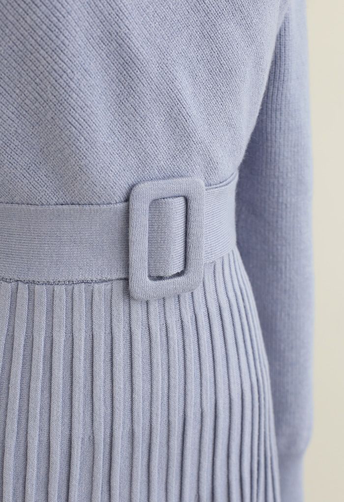 Robe mi-longue cache-coeur en tricot côtelé avec ceinture en bleu poussiéreux