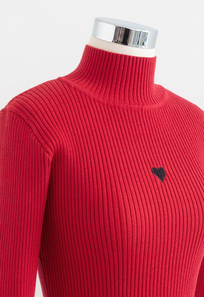 Petit cœur haut en tricot ajusté à col haut en rouge