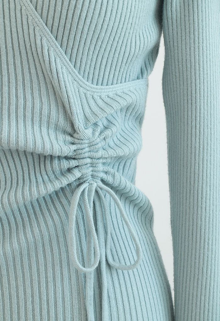 Robe mi-longue en tricot cache-coeur sur le côté avec cordon de serrage en bleu poussiéreux