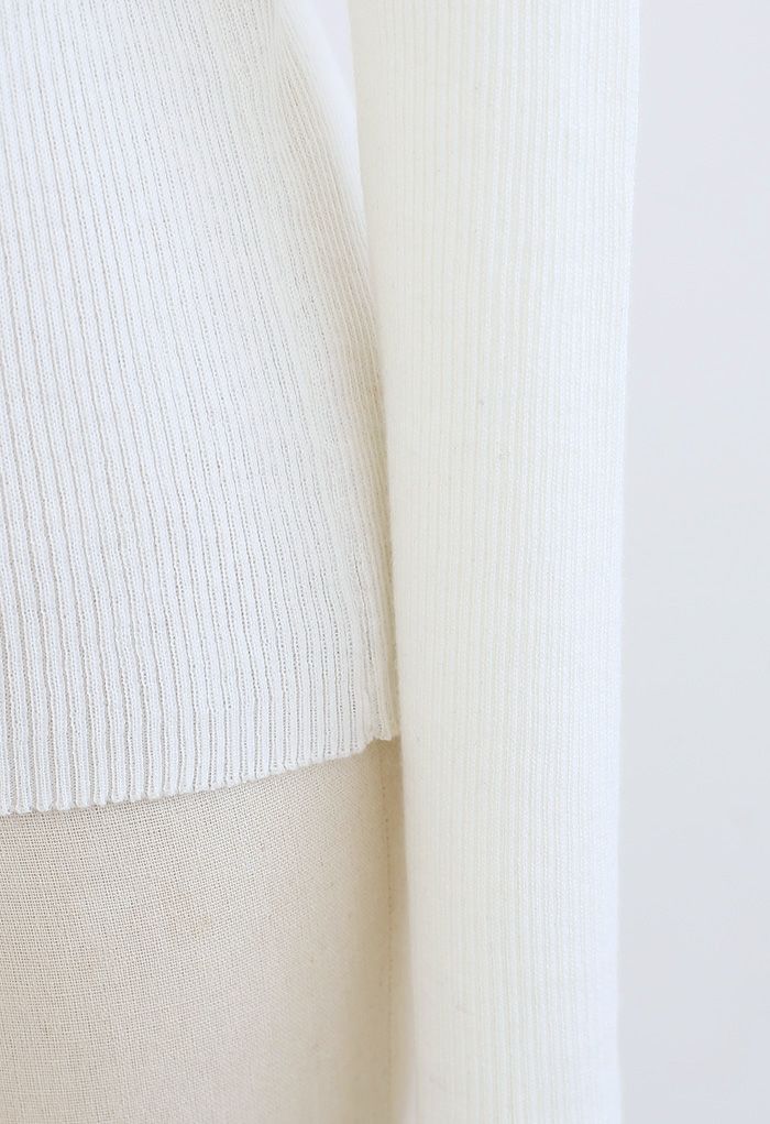 Haut en tricot côtelé ajusté à col roulé en blanc