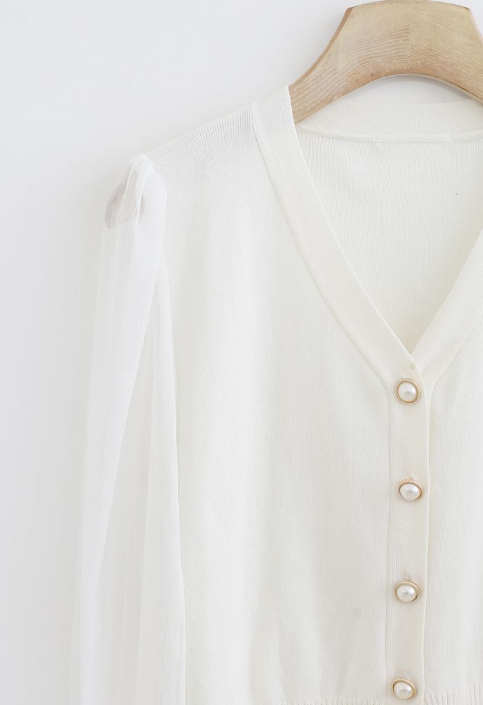 Haut en tricot boutonné à col en V et manches transparentes en blanc