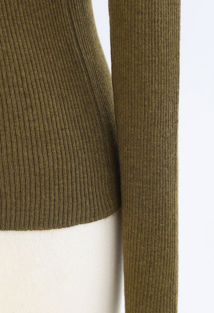 Haut en tricot ajusté côtelé à col roulé en olive