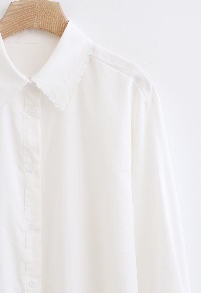 Chemise Hi-Lo boutonnée à col brodé en blanc