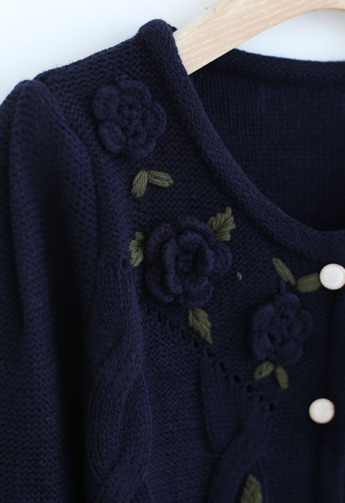 Cardigan en tricot boutonné à fleurs cousues en bleu marine