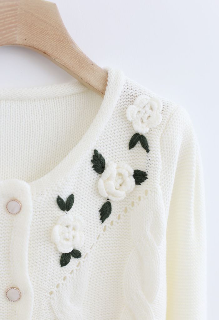 Cardigan en tricot boutonné à fleurs cousues en blanc