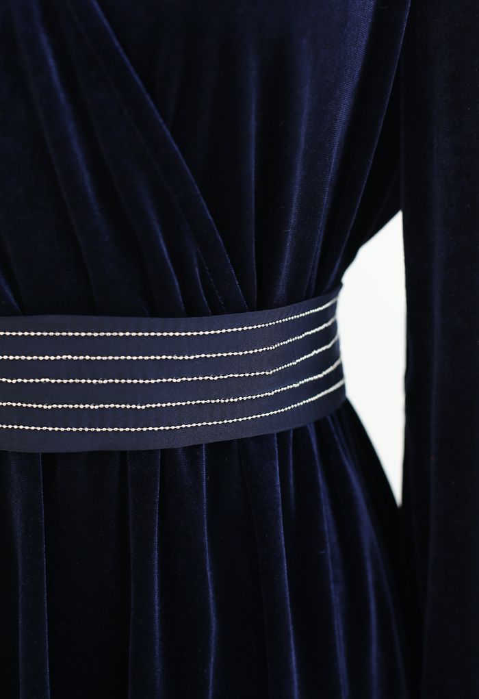 Robe cache-cœur en velours avec ceinture et col en V en bleu marine