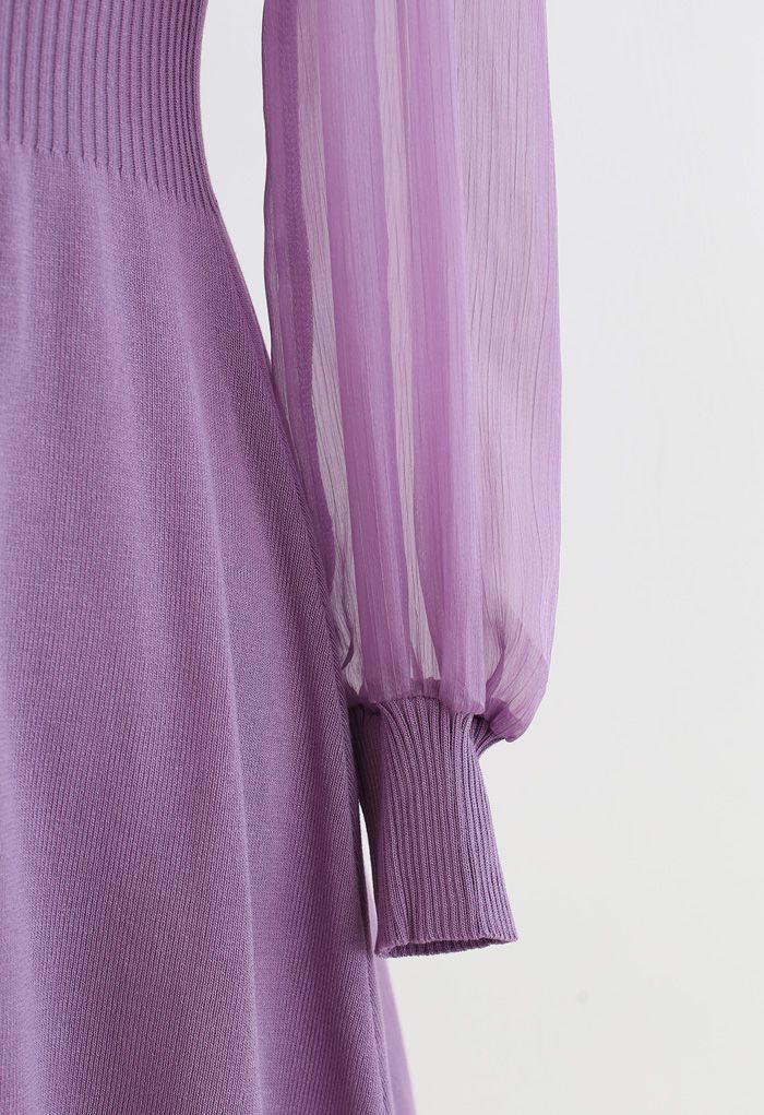 Robe en maille boutonnée à col en V et manches transparentes en lilas