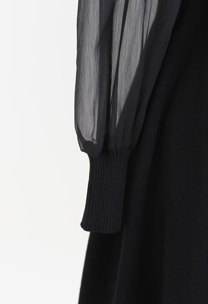 Robe en maille boutonnée à col en V et manches transparentes en noir