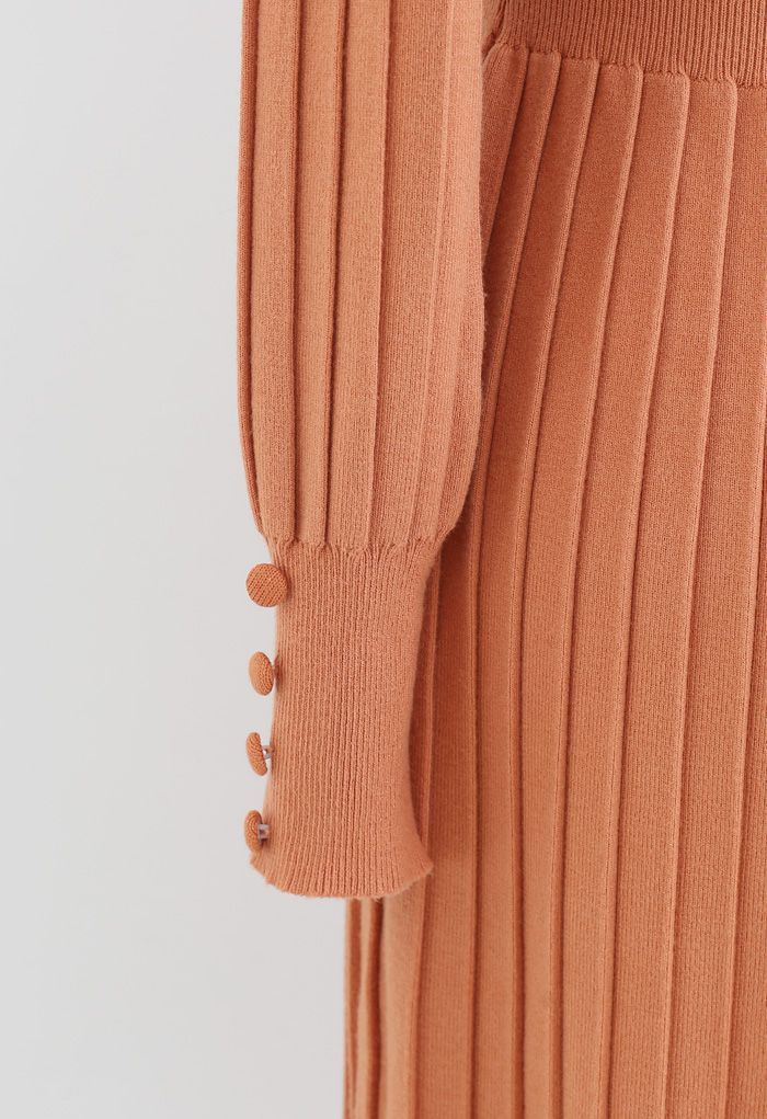 Robe en maille plissée ornée de boutons en orange