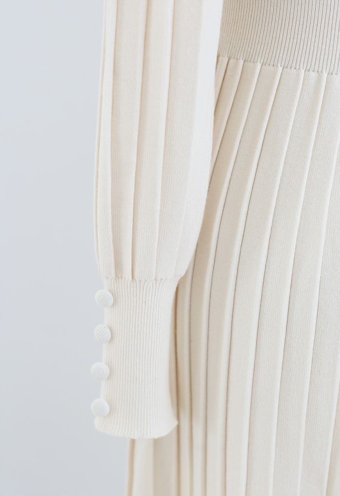 Robe en maille plissée ornée de boutons en crème