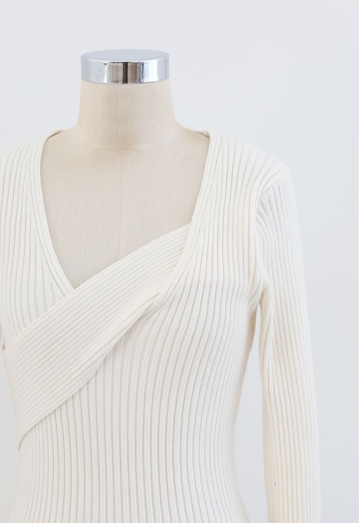 Robe cache-cœur en tricot côtelé à surplis en blanc