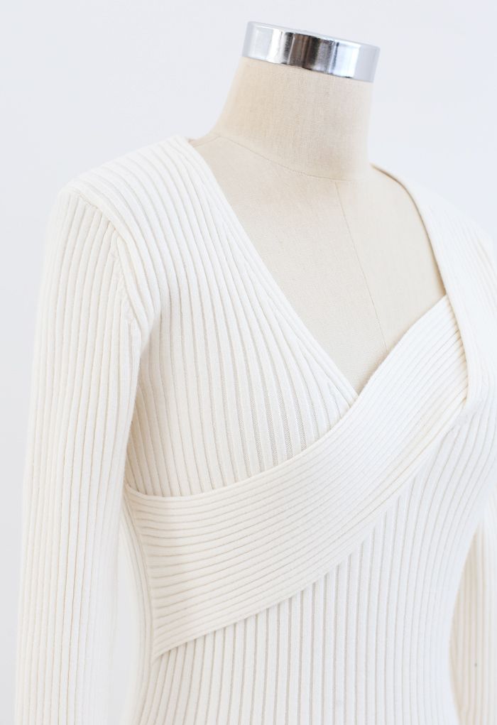 Robe cache-cœur en tricot côtelé à surplis en blanc