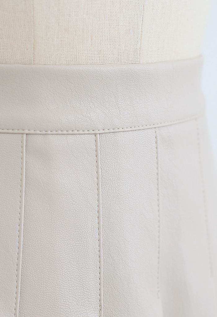 Mini-jupe plissée en similicuir crème