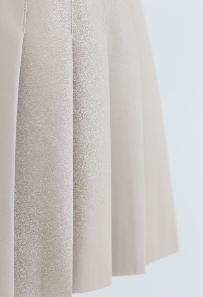 Mini-jupe plissée en similicuir crème