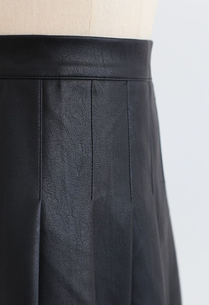 Mini-jupe plissée en similicuir noire