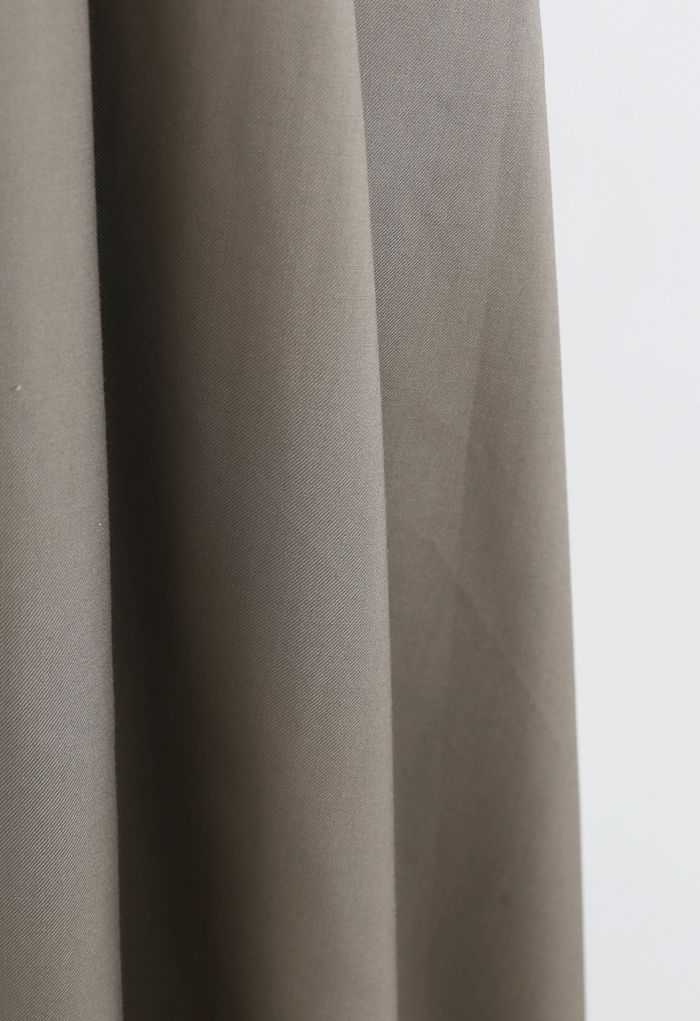 Jupe mi-longue évasée plissée avec poche boutonnée