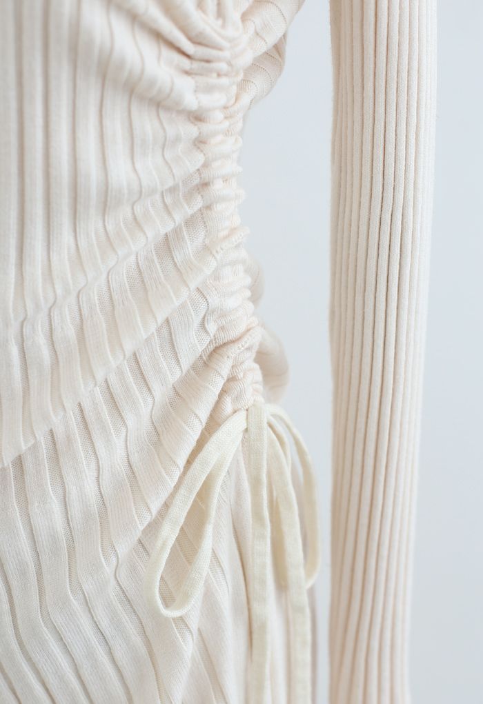 Robe mi-longue en maille côtelée à cordon de serrage sur le côté en ivoire