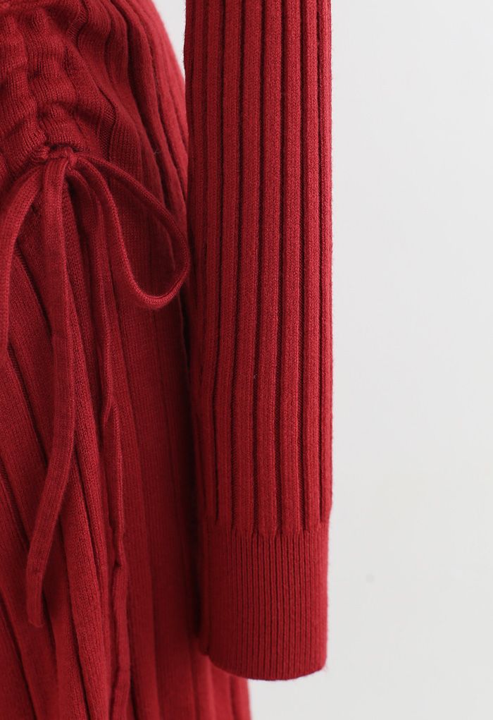 Robe mi-longue en maille côtelée à cordon de serrage sur le côté en rouge