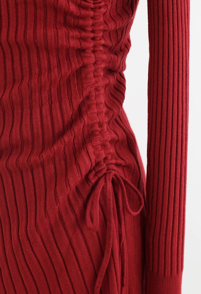 Robe mi-longue en maille côtelée à cordon de serrage sur le côté en rouge
