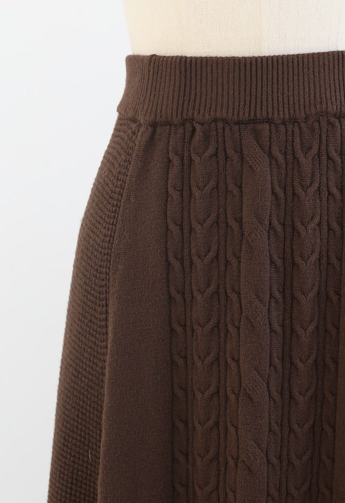 Jupe mi-longue trapèze en tricot doux à texture tressée en marron