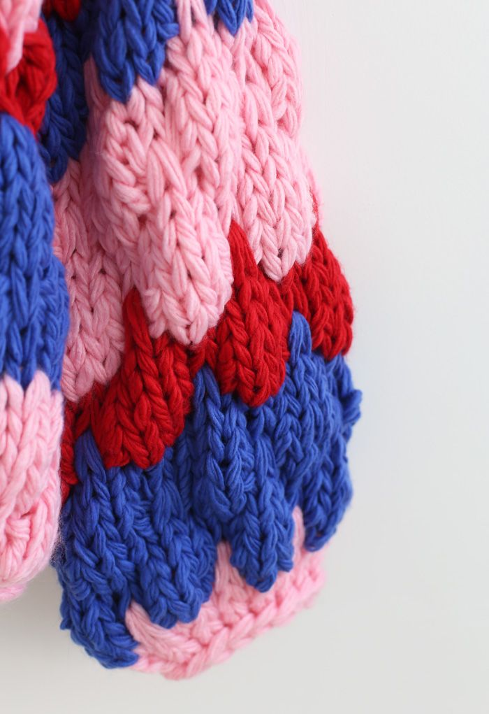 Pull épais tricoté à la main à col haut et blocs de couleurs en rouge