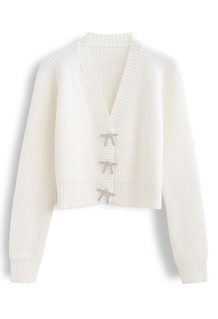 Cardigan court boutonné en tricot avec broche nœud papillon en blanc