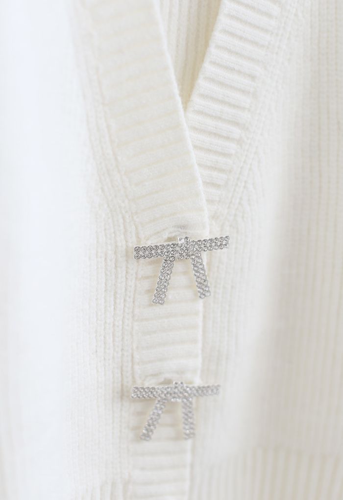 Cardigan court boutonné en tricot avec broche nœud papillon en blanc