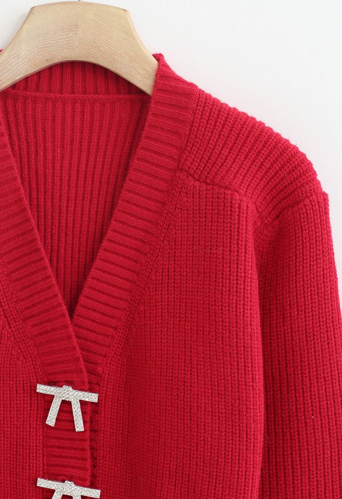 Cardigan court boutonné en tricot avec broche nœud papillon en rouge