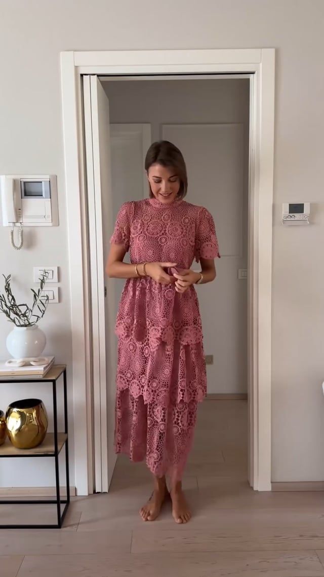 Robe longue à plusieurs niveaux avec ceinture en dentelle découpée en rose