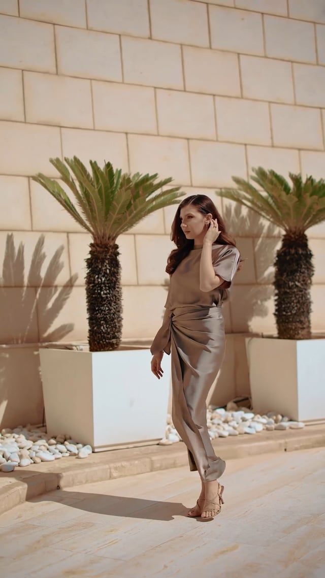 Robe longue en satin à manches courtes et taille enveloppée, taupe